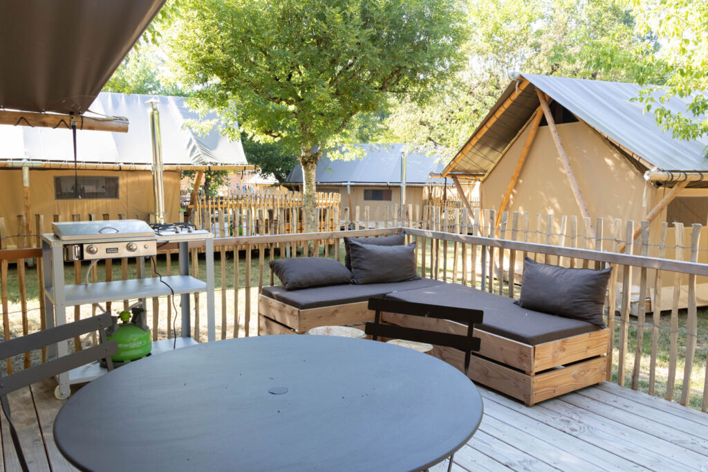 Terrasse d'une tente Huttopia au domaine du lac 